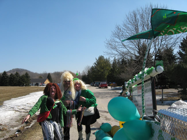 /pictures/ST Pats Float 2009 - No snow our guys keep draging/IMG_1373.jpg